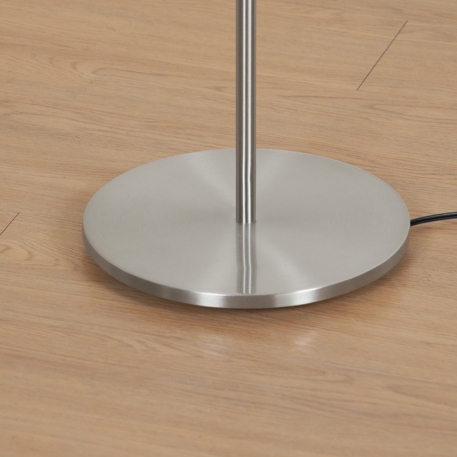 Elegancka lampa stojąca LED z żebrowanym kloszem