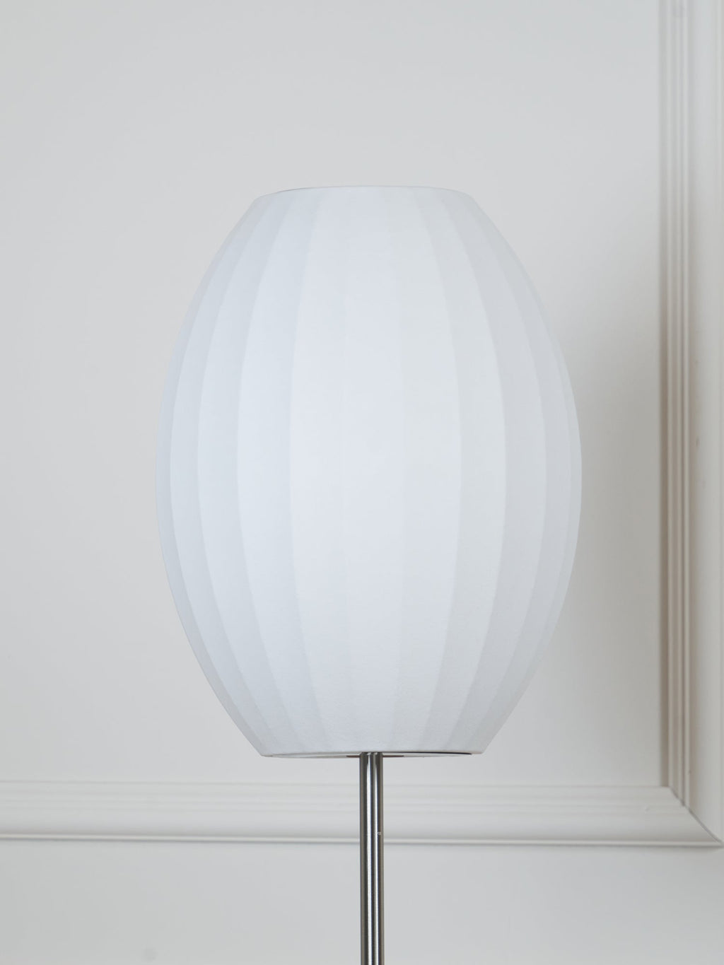 Elegancka lampa stojąca LED z żebrowanym kloszem