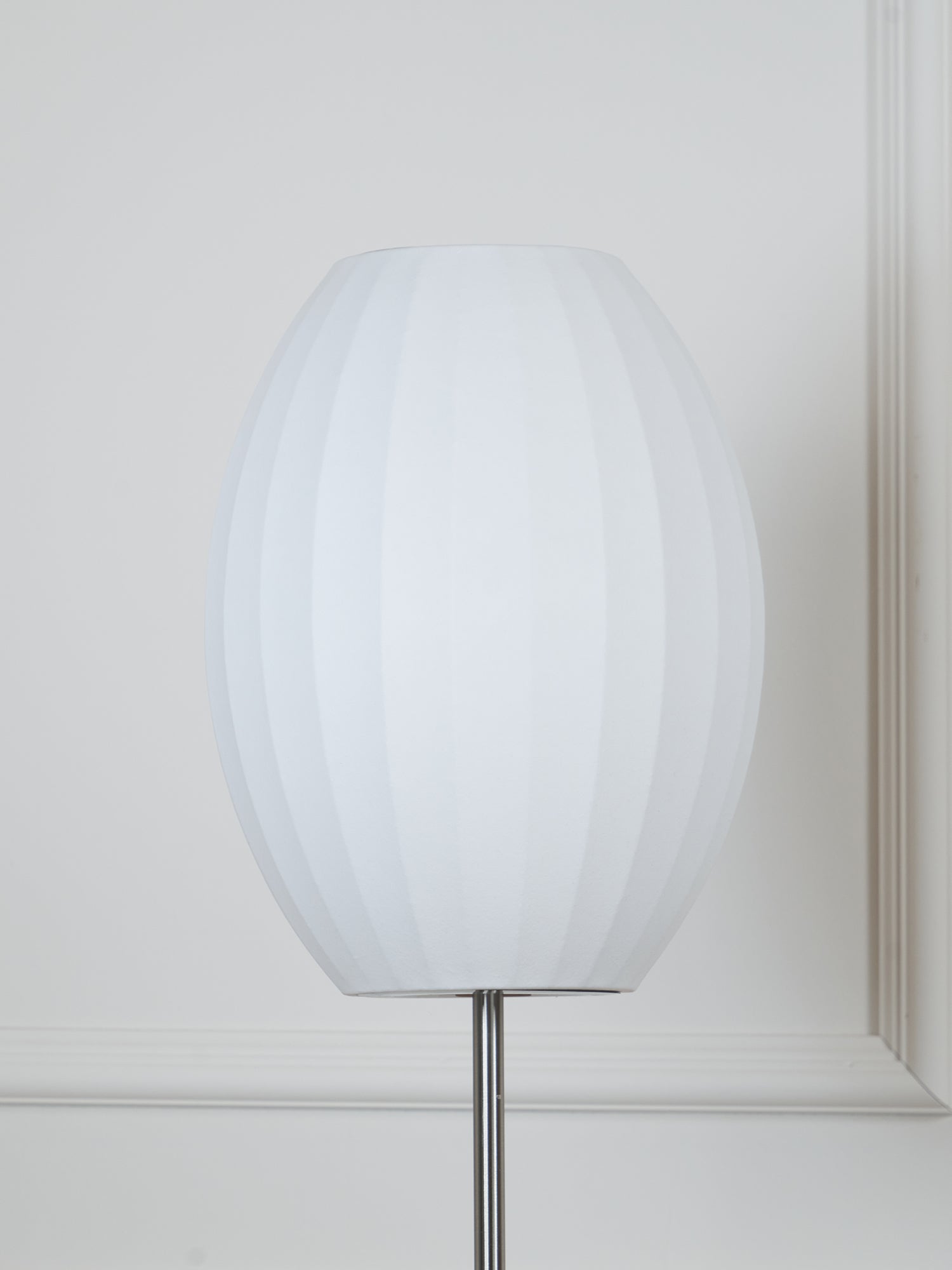 Elegancka lampa stojąca LED z żebrowanym kloszem