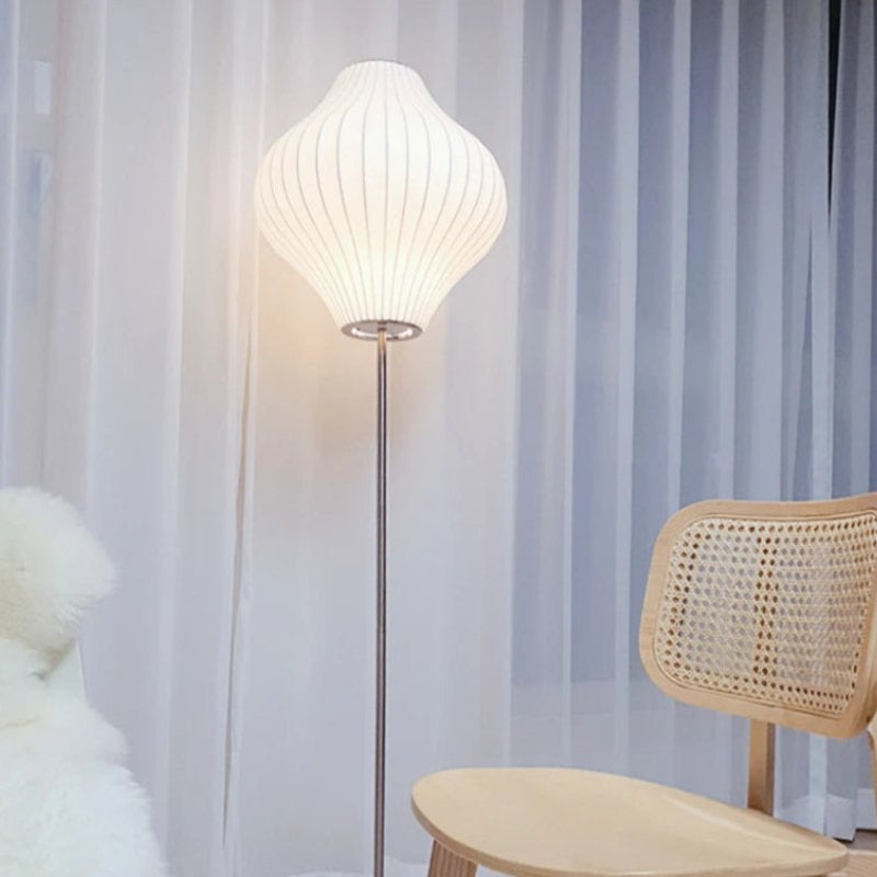 Elegancka lampa stojąca LED z żebrowanym kloszem