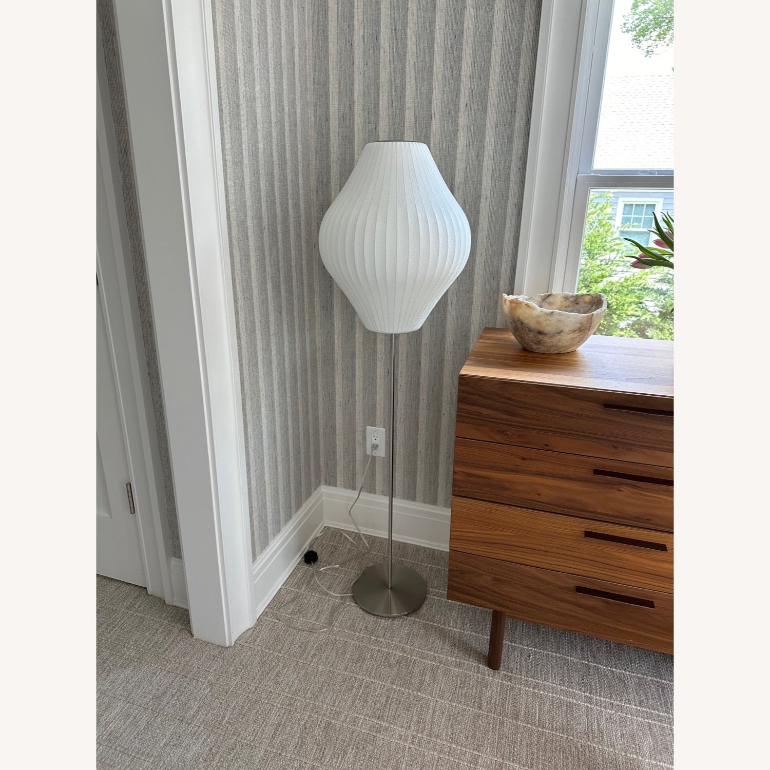 Elegancka lampa stojąca LED z żebrowanym kloszem