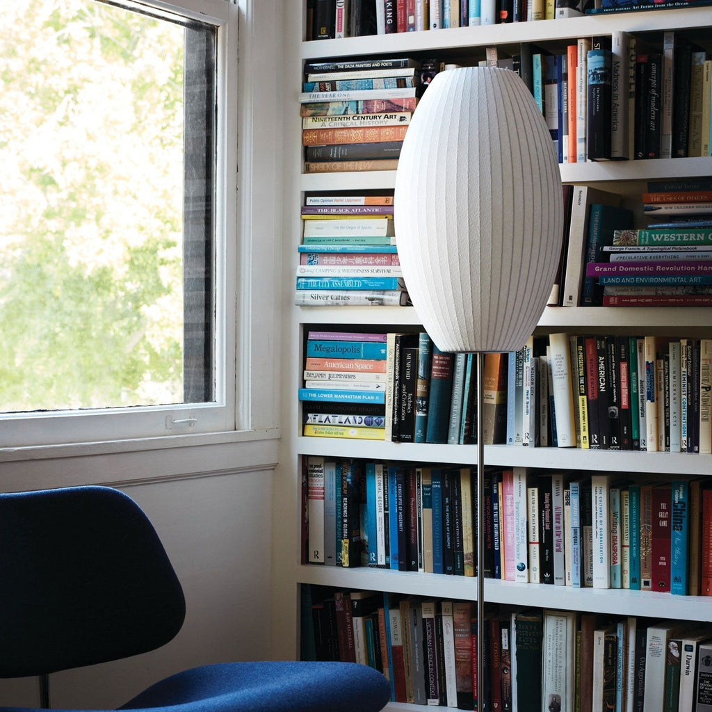 Elegancka lampa stojąca LED z żebrowanym kloszem
