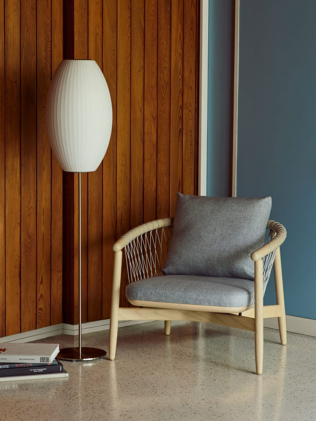 Elegancka lampa stojąca LED z żebrowanym kloszem