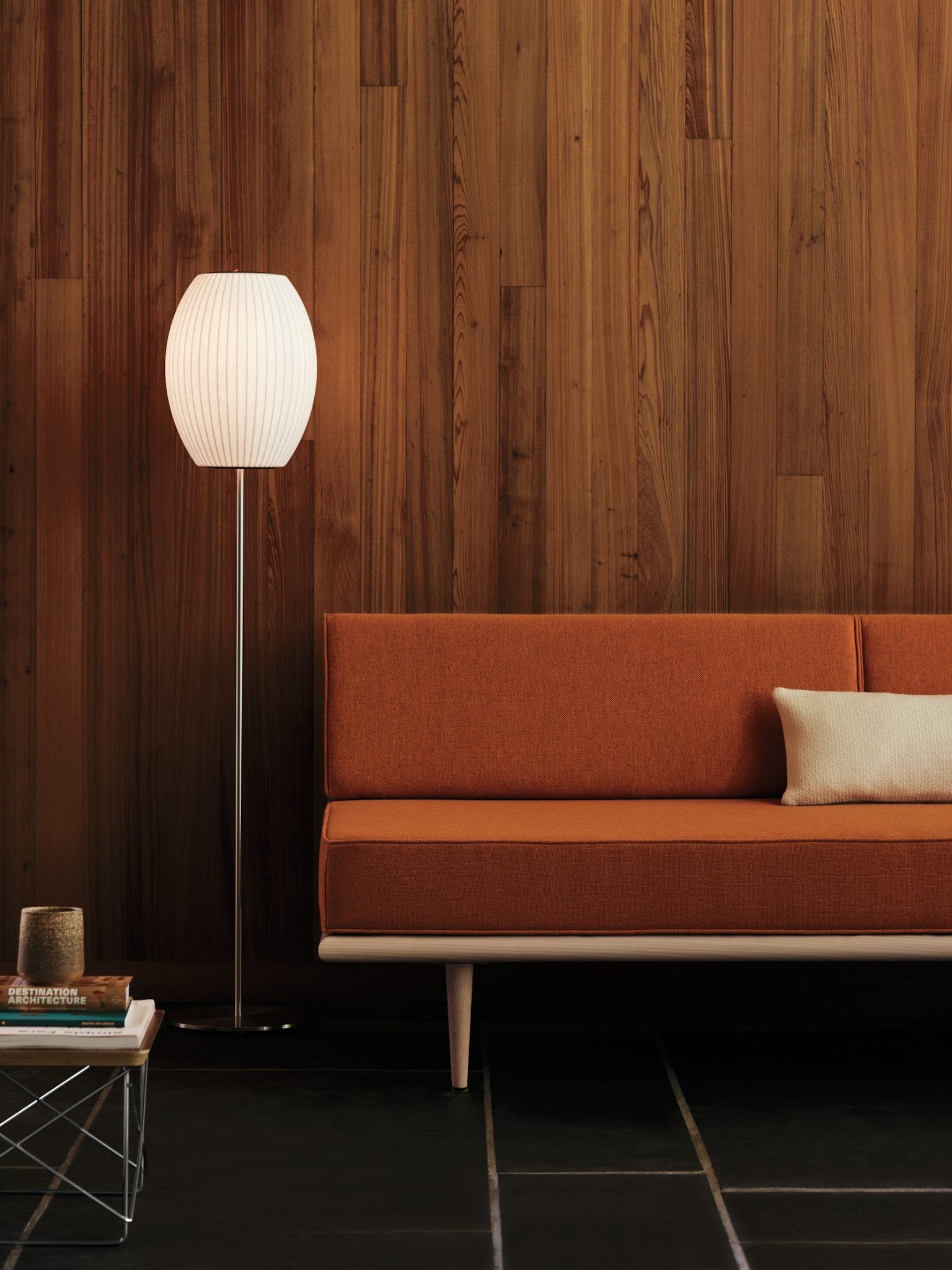 Elegancka lampa stojąca LED z żebrowanym kloszem