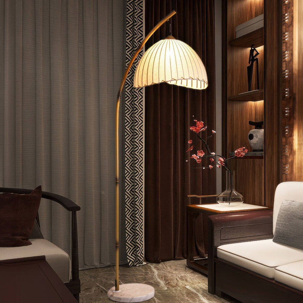 Elegancka lampa stojąca LED w kształcie łuku z plisowanym kloszem