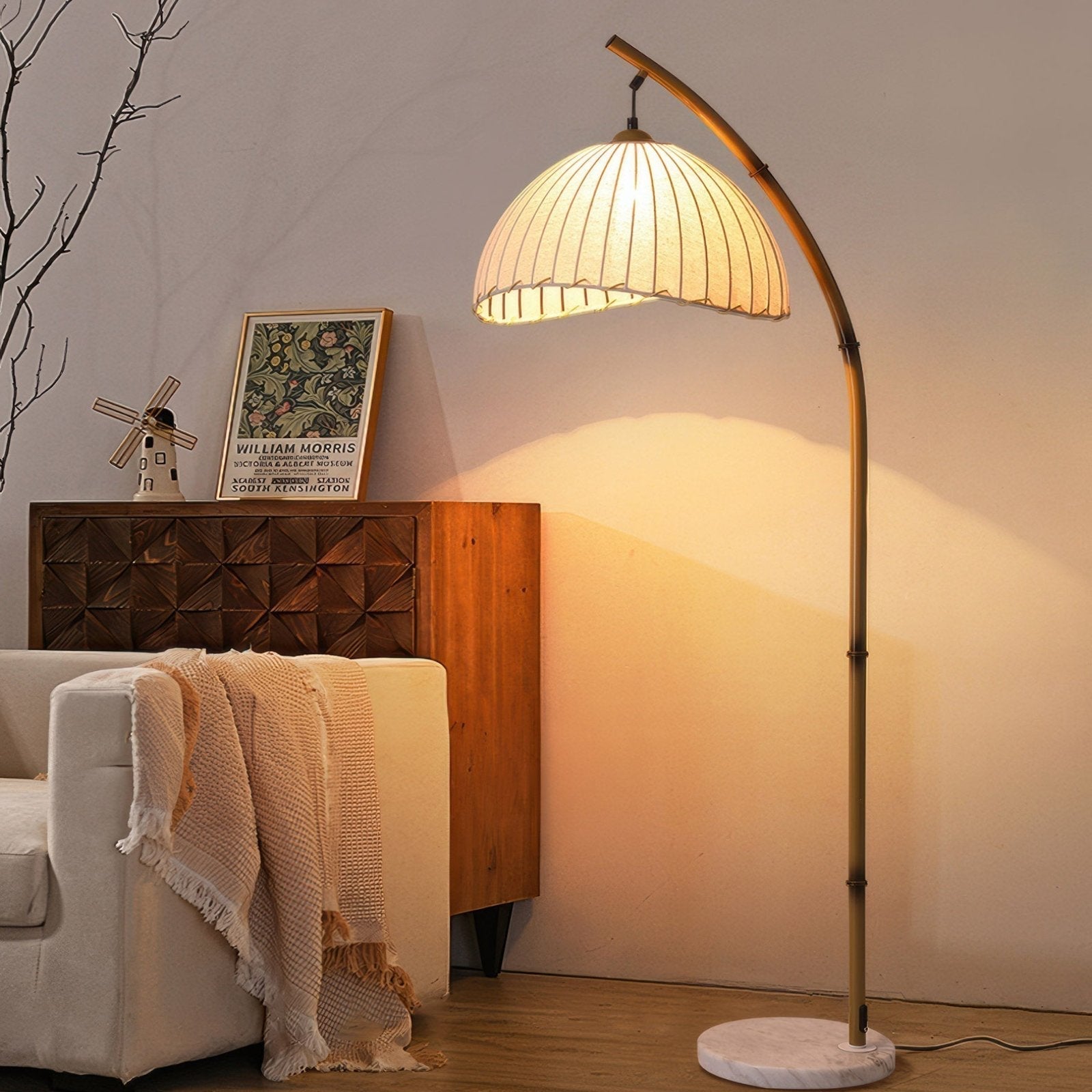 Elegancka lampa stojąca LED w kształcie łuku z plisowanym kloszem