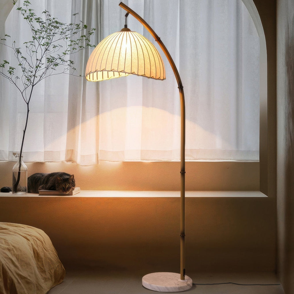 Elegancka lampa stojąca LED w kształcie łuku z plisowanym kloszem