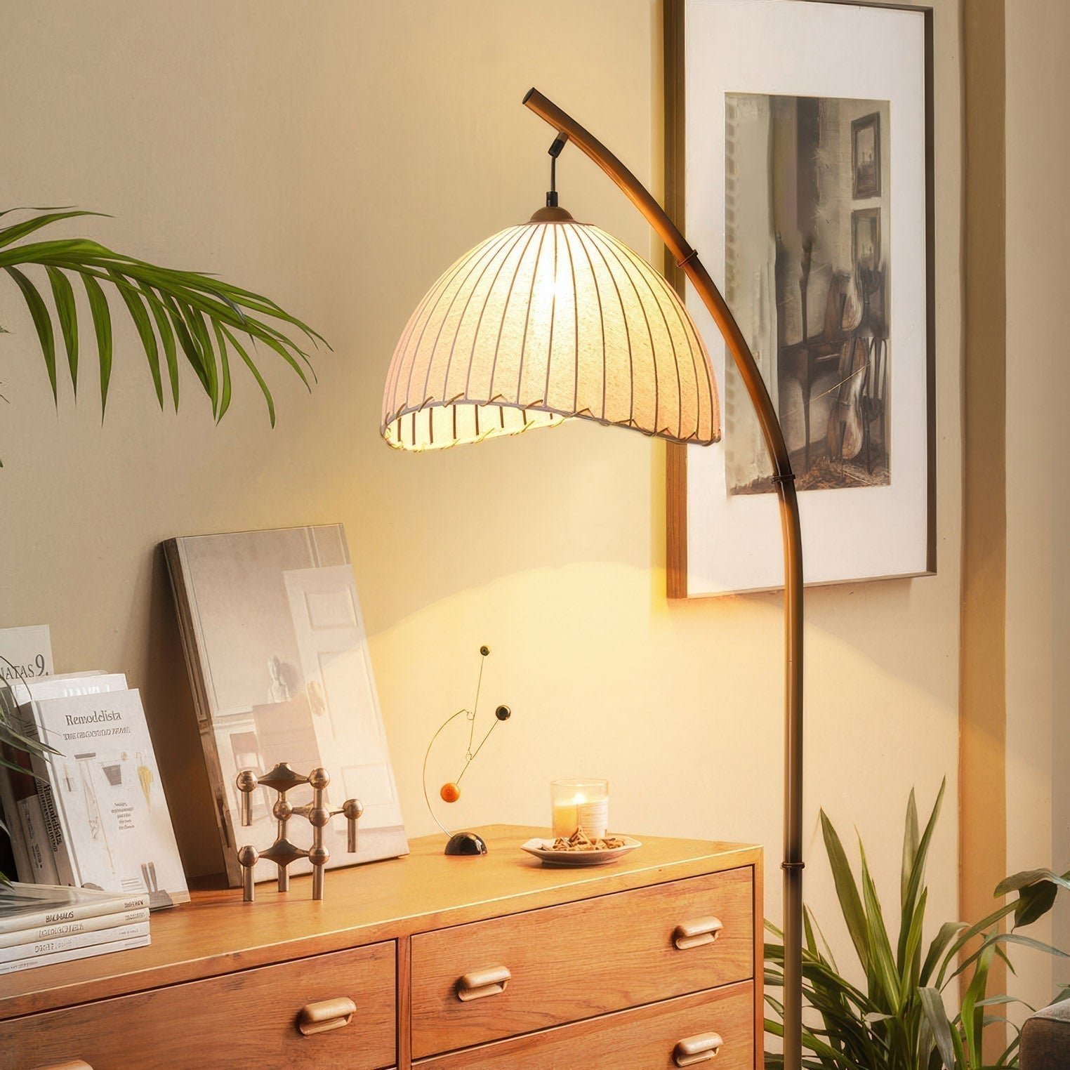 Elegancka lampa stojąca LED w kształcie łuku z plisowanym kloszem