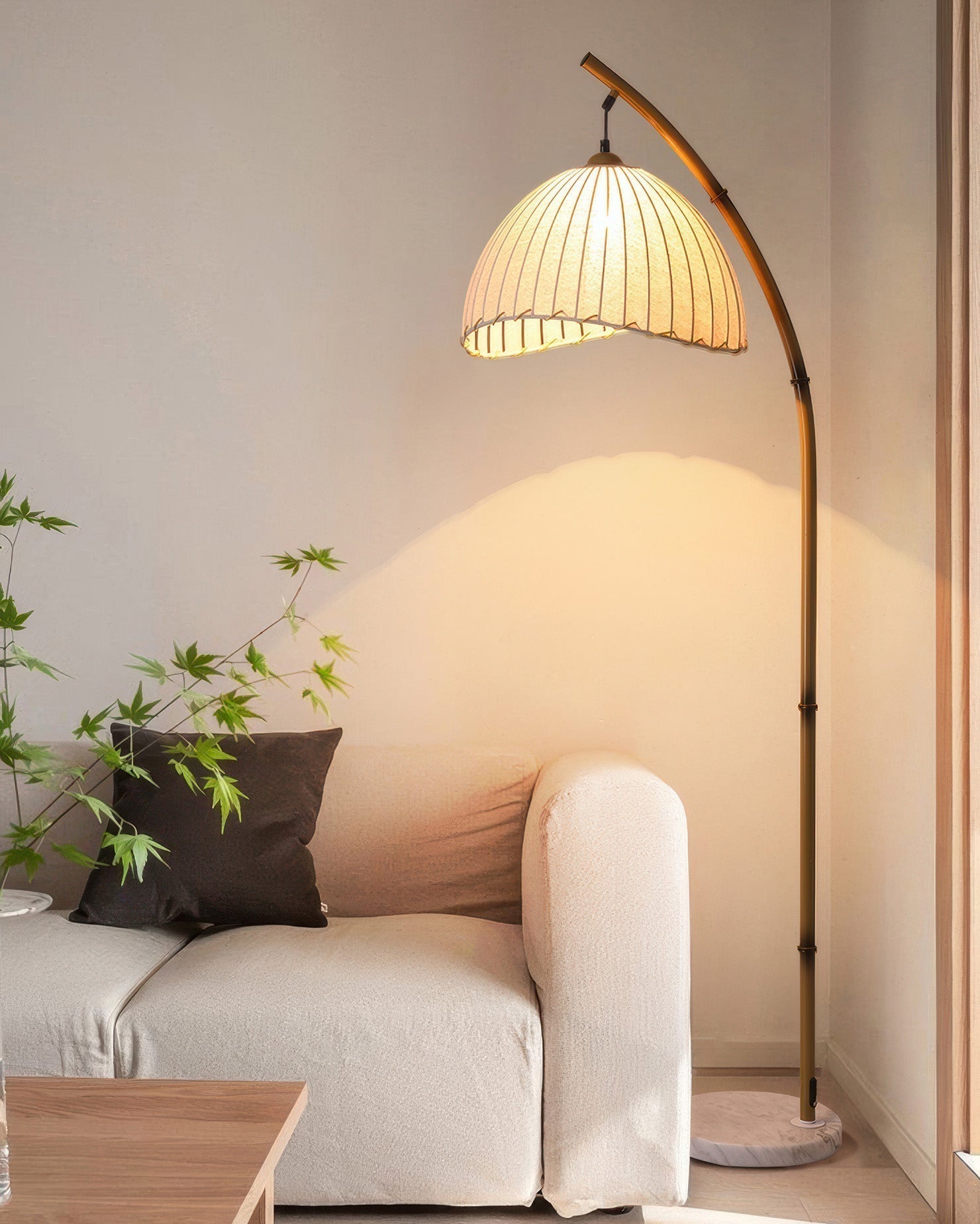 Elegancka lampa stojąca LED w kształcie łuku z plisowanym kloszem