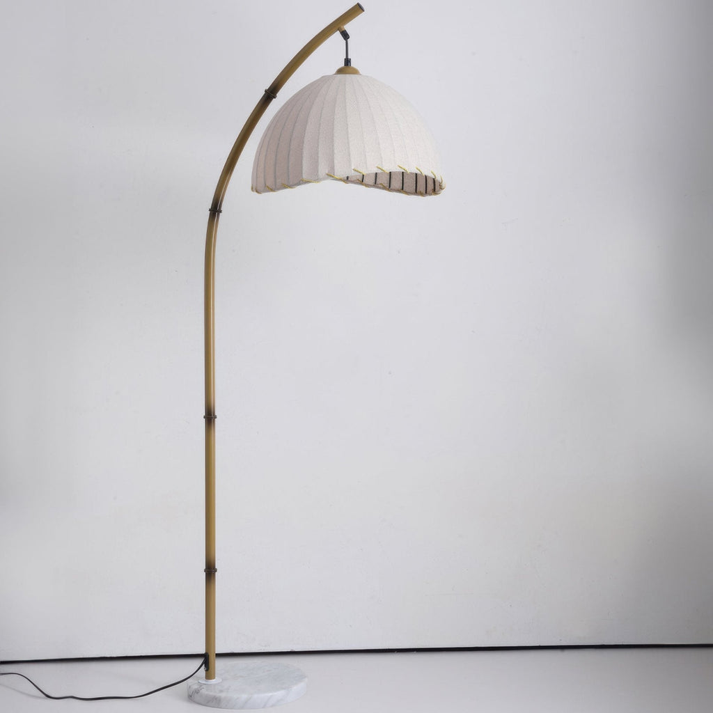 Elegancka lampa stojąca LED w kształcie łuku z plisowanym kloszem