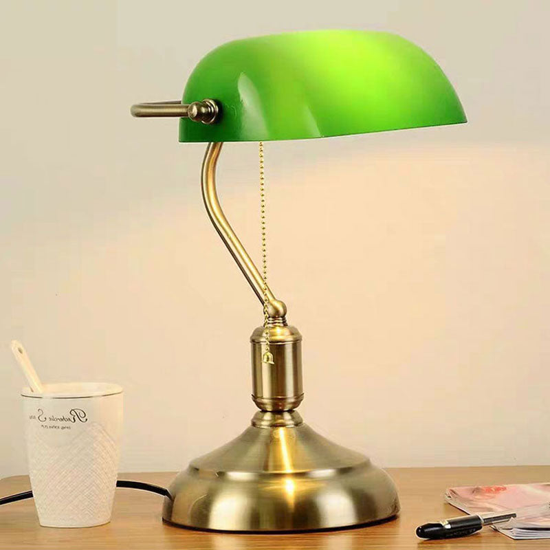 Lampa biurkowa w stylu vintage inspirowanym Europą