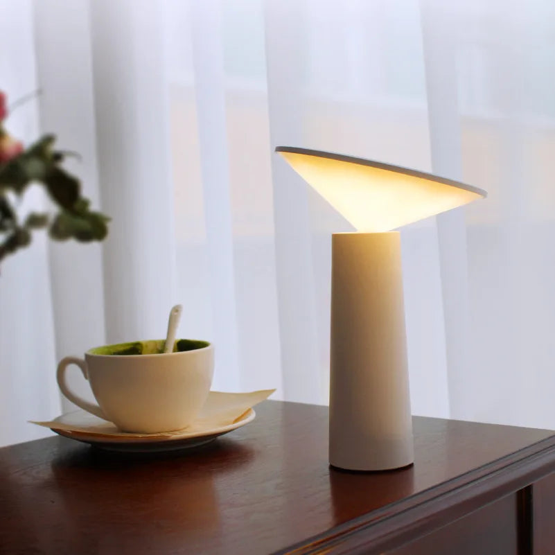 Przenośna bezprzewodowa lampa biurkowa