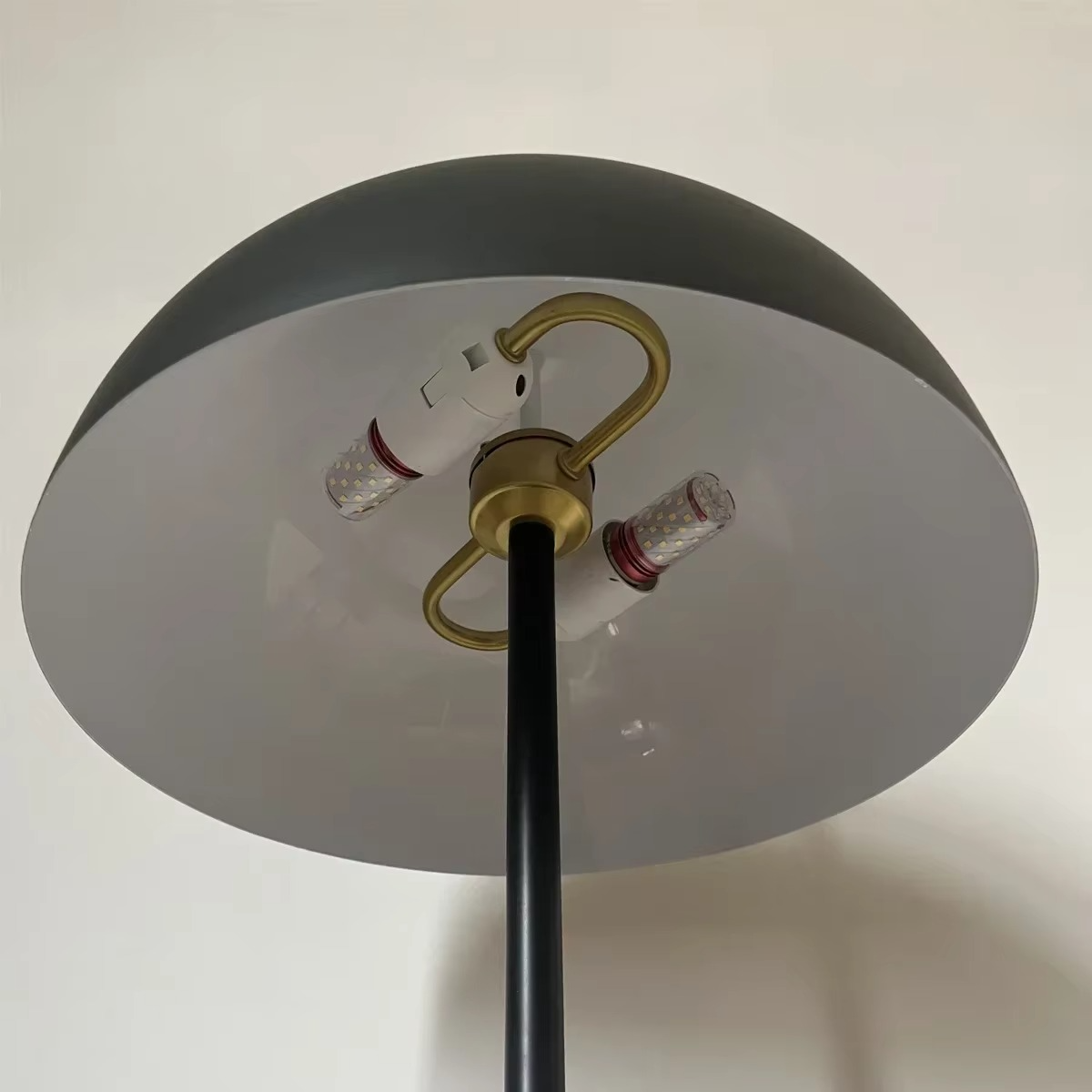 Elegancka lampa stojąca LED z cylindryczną podstawą