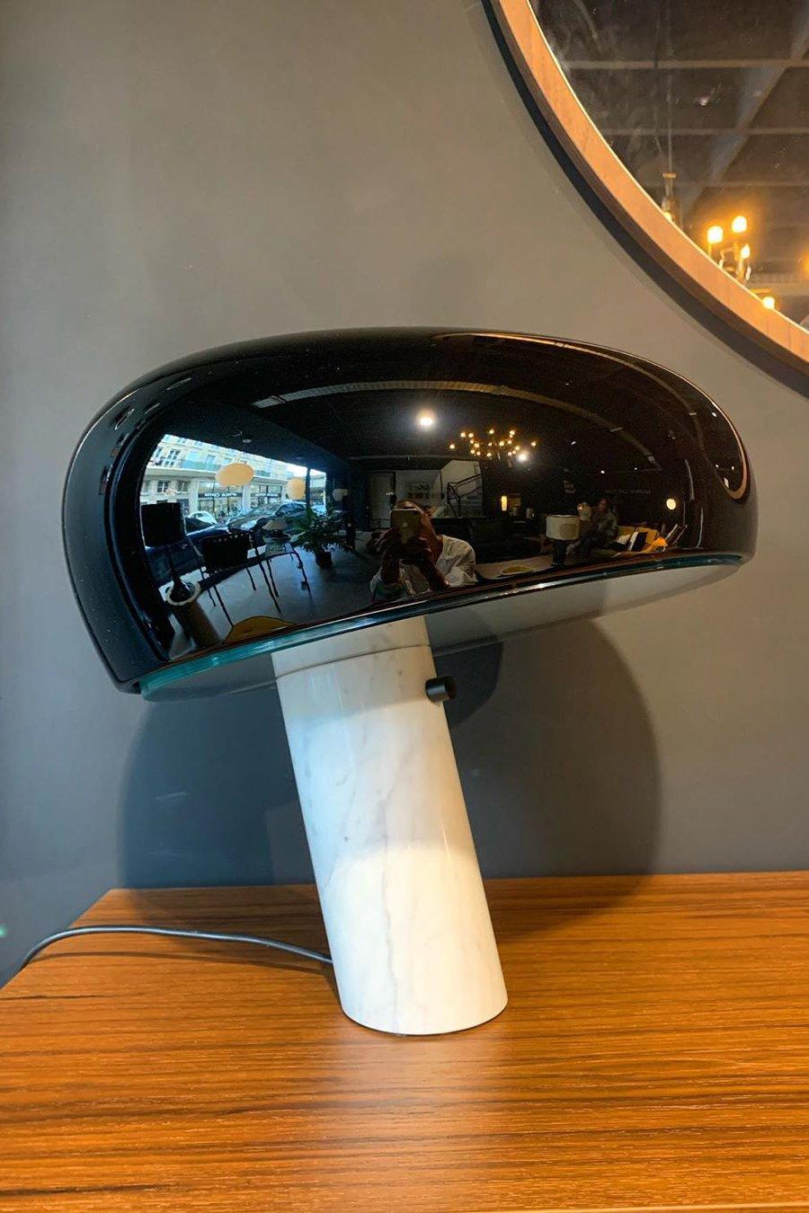 Nowoczesna i stylowa lampa biurkowa w kształcie grzyba