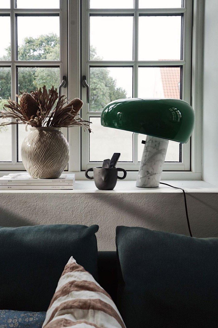 Nowoczesna i stylowa lampa biurkowa w kształcie grzyba