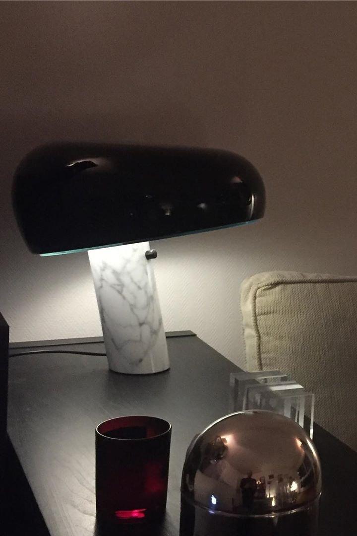 Nowoczesna i stylowa lampa biurkowa w kształcie grzyba