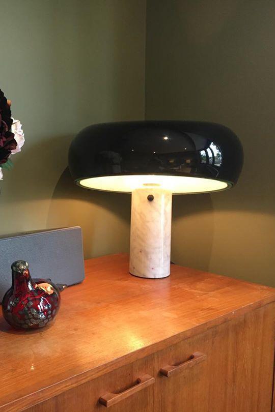 Nowoczesna i stylowa lampa biurkowa w kształcie grzyba