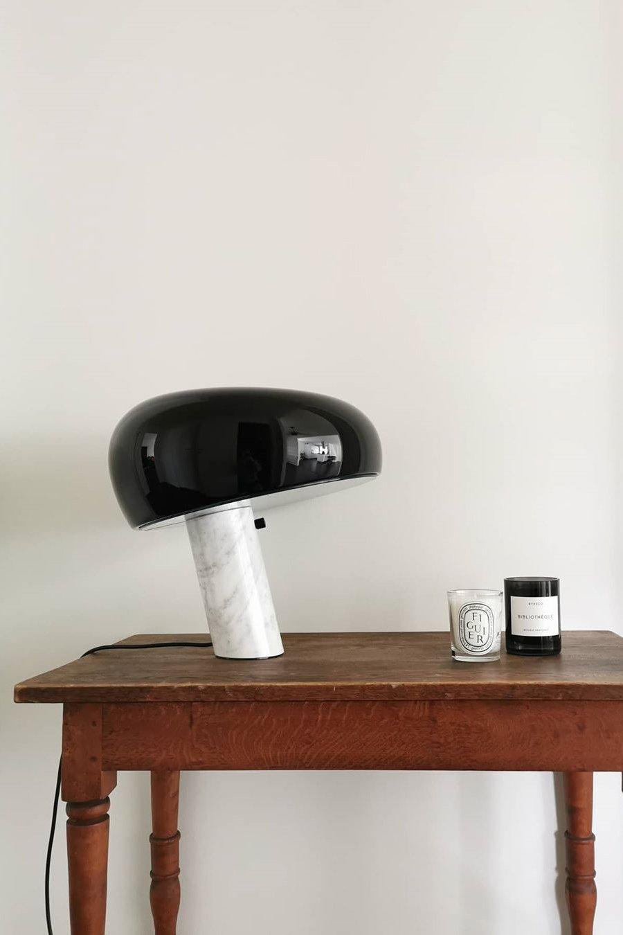 Nowoczesna i stylowa lampa biurkowa w kształcie grzyba