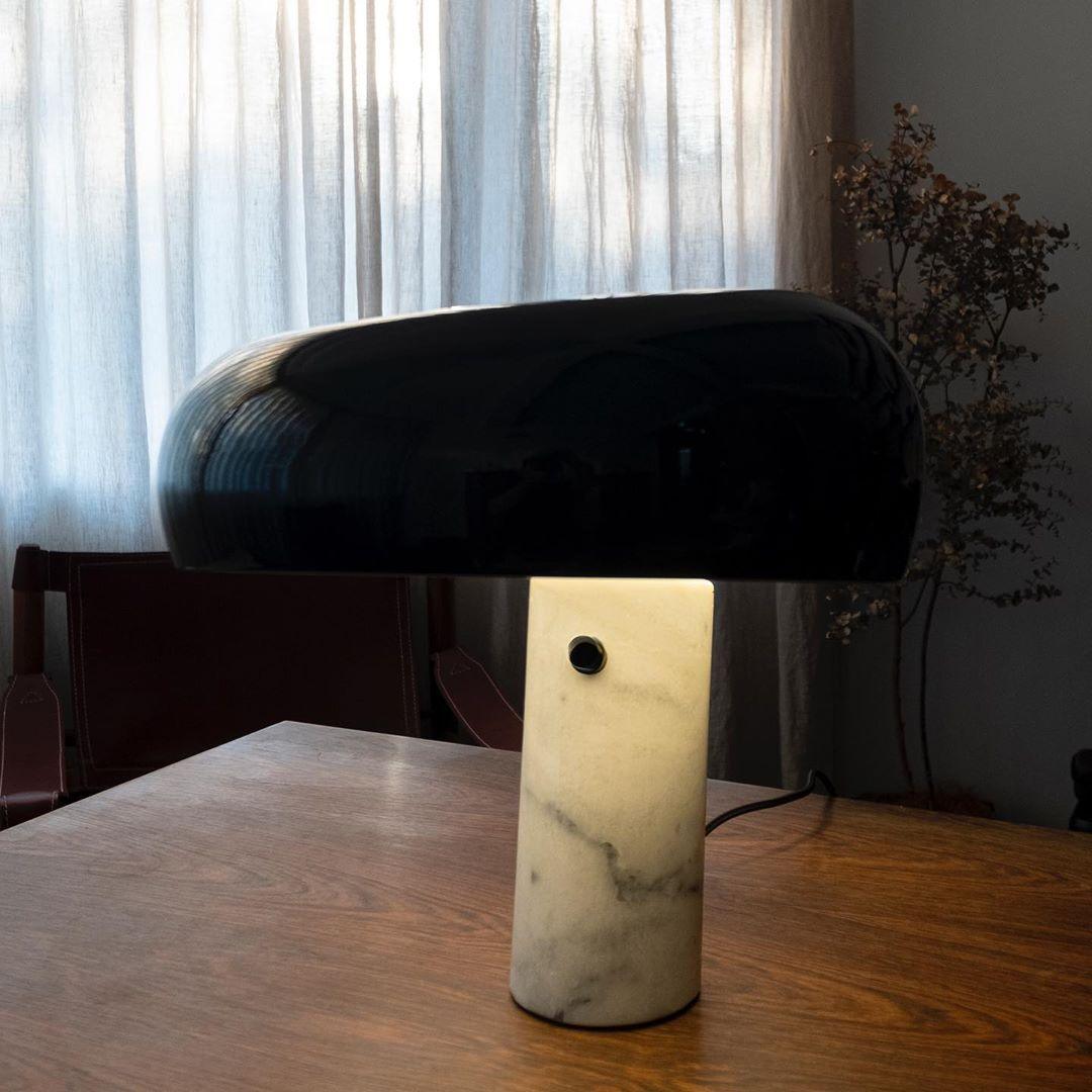 Nowoczesna i stylowa lampa biurkowa w kształcie grzyba