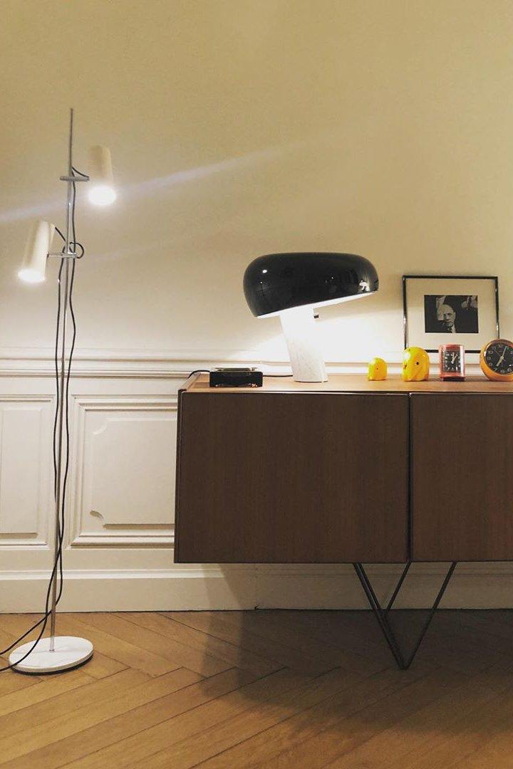 Nowoczesna i stylowa lampa biurkowa w kształcie grzyba