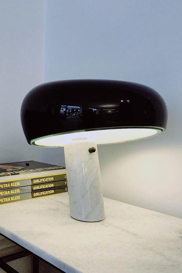 Nowoczesna i stylowa lampa biurkowa w kształcie grzyba