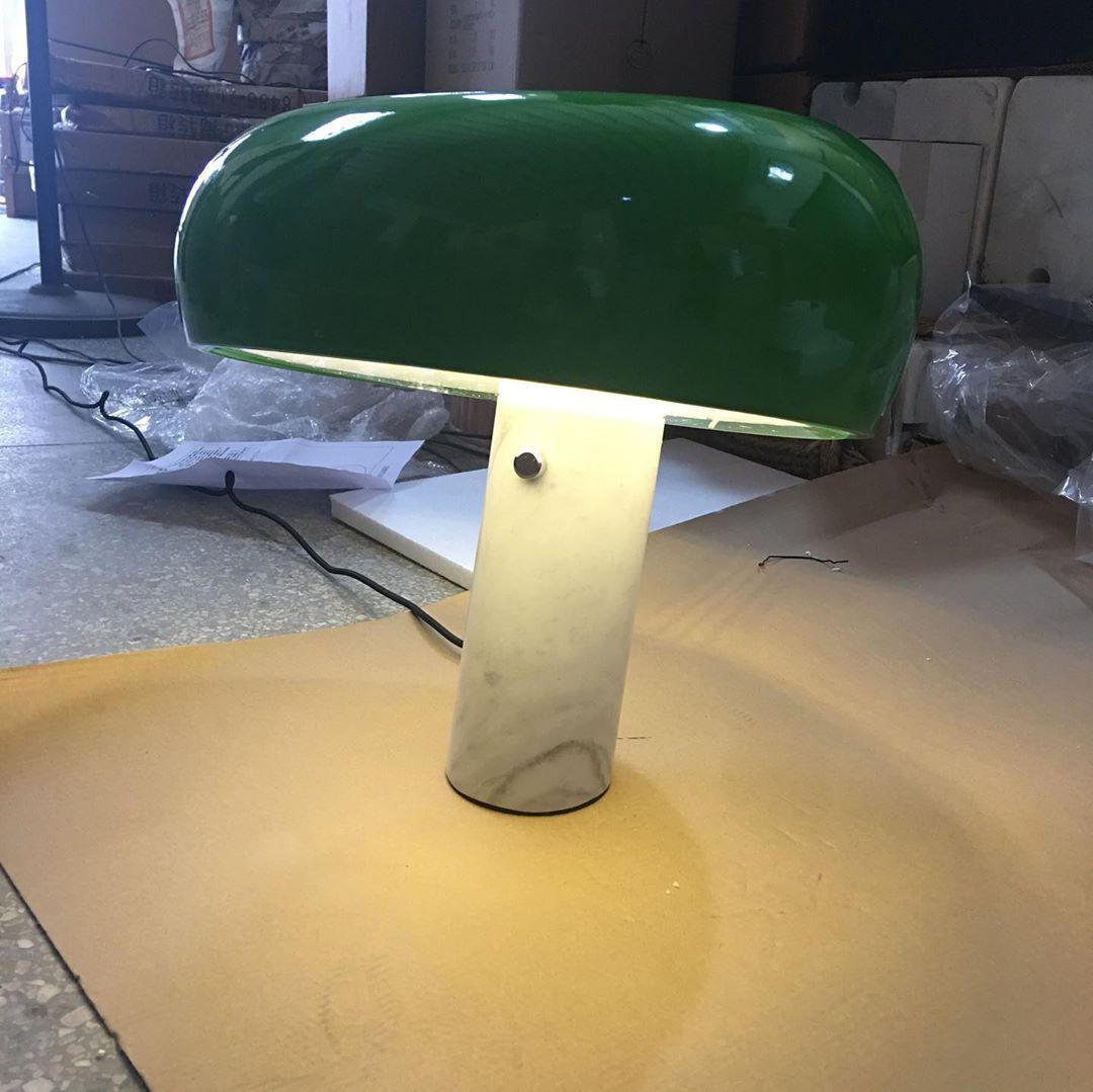 Nowoczesna i stylowa lampa biurkowa w kształcie grzyba