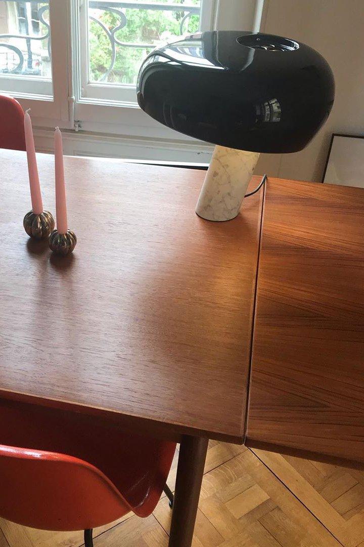 Nowoczesna i stylowa lampa biurkowa w kształcie grzyba