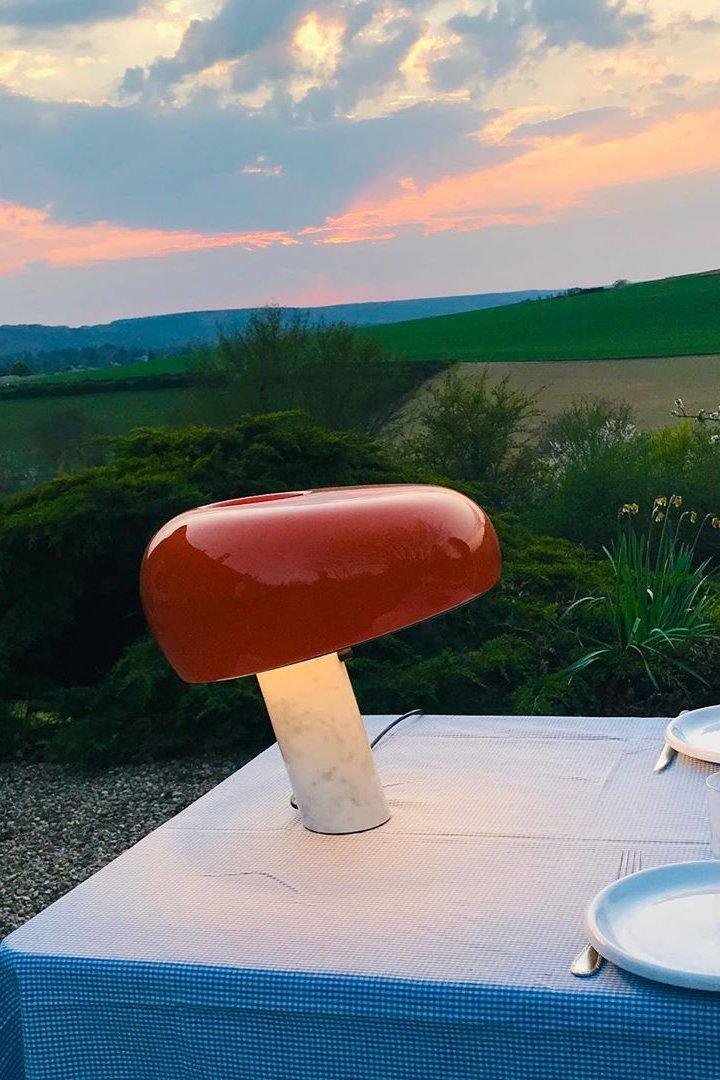 Nowoczesna i stylowa lampa biurkowa w kształcie grzyba