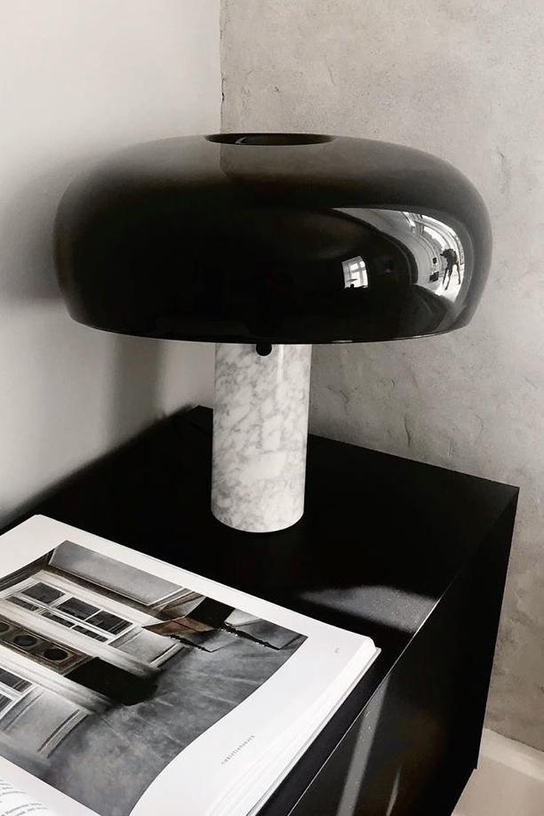 Nowoczesna i stylowa lampa biurkowa w kształcie grzyba