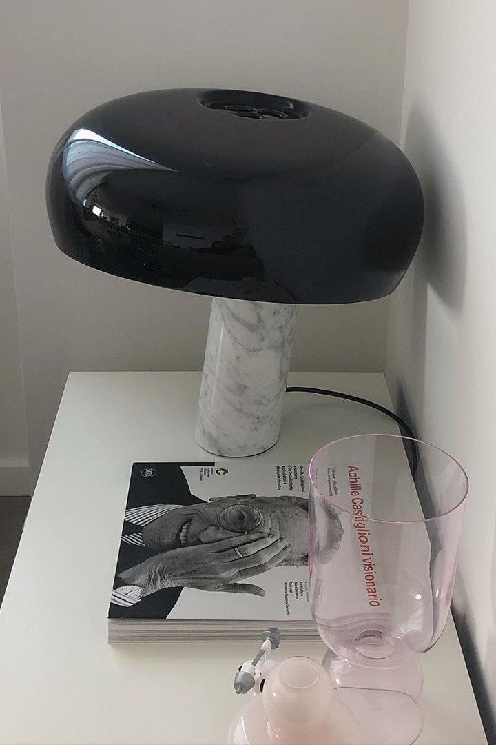 Nowoczesna i stylowa lampa biurkowa w kształcie grzyba