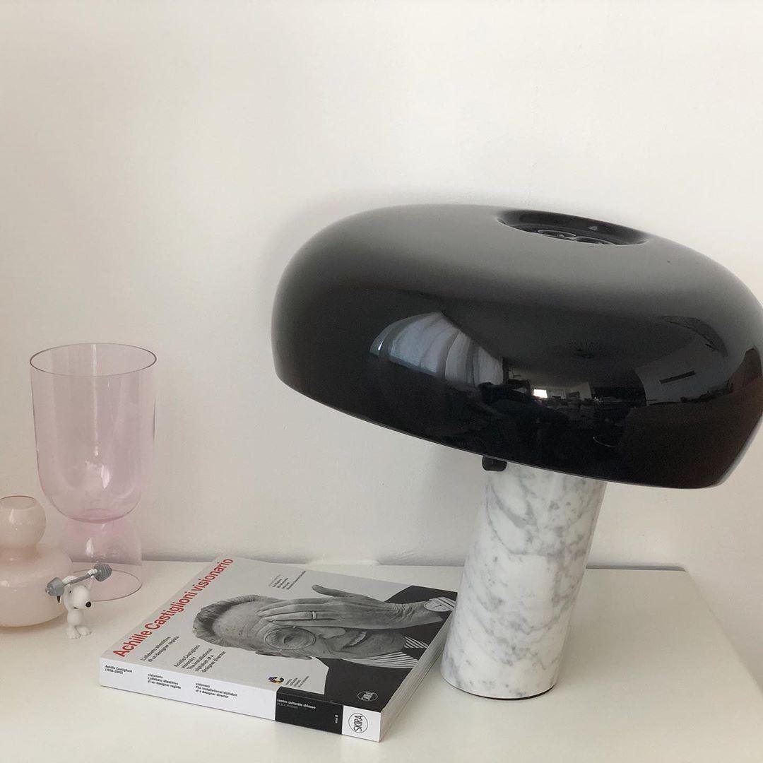 Nowoczesna i stylowa lampa biurkowa w kształcie grzyba