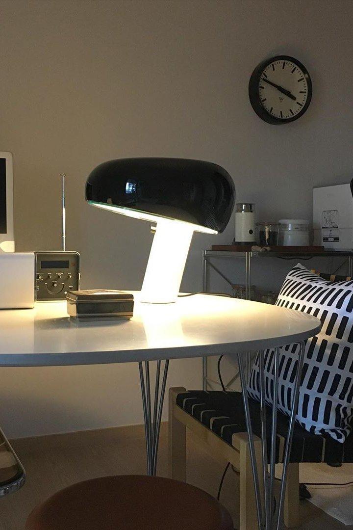Nowoczesna i stylowa lampa biurkowa w kształcie grzyba