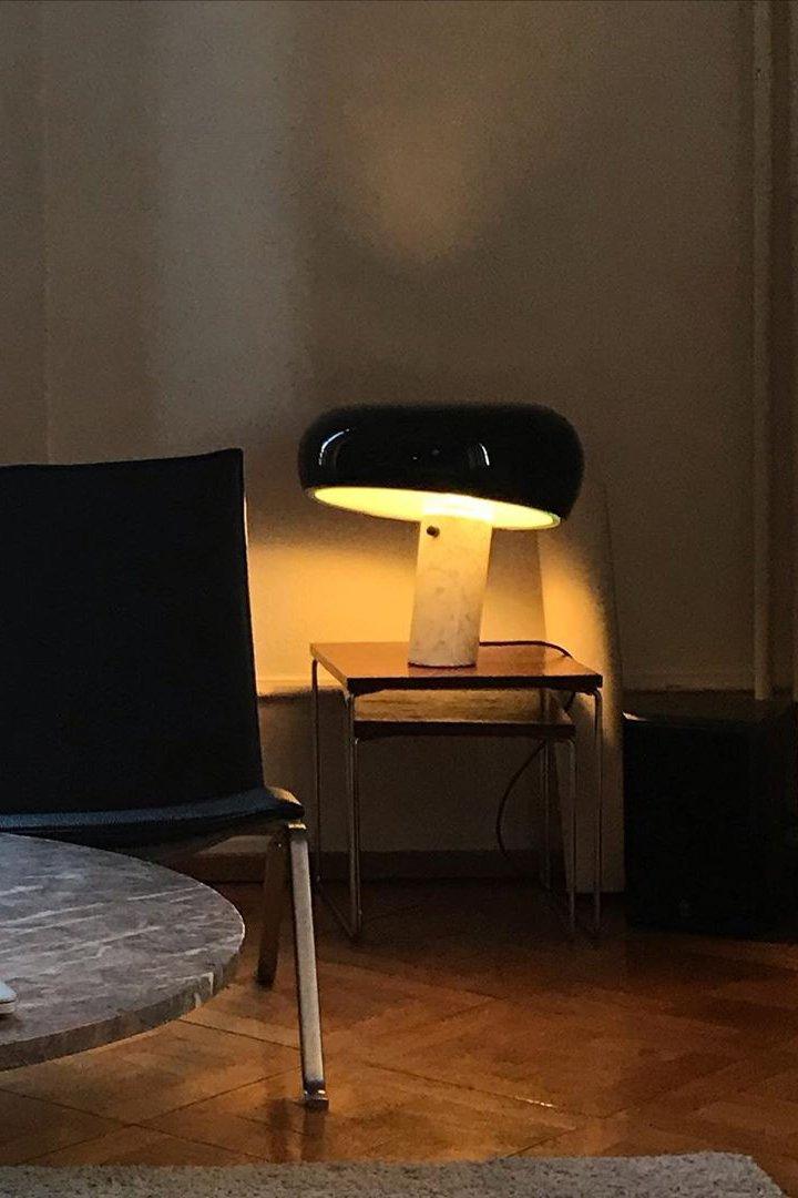 Nowoczesna i stylowa lampa biurkowa w kształcie grzyba