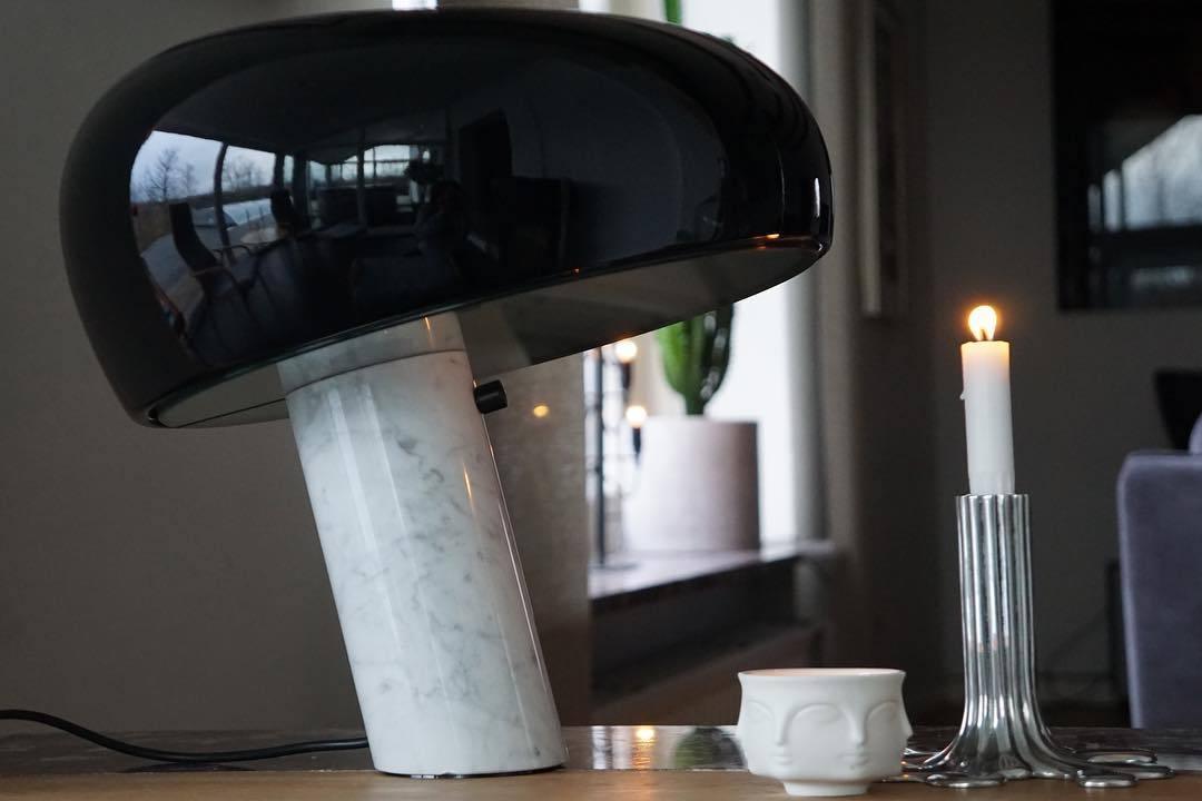 Nowoczesna i stylowa lampa biurkowa w kształcie grzyba
