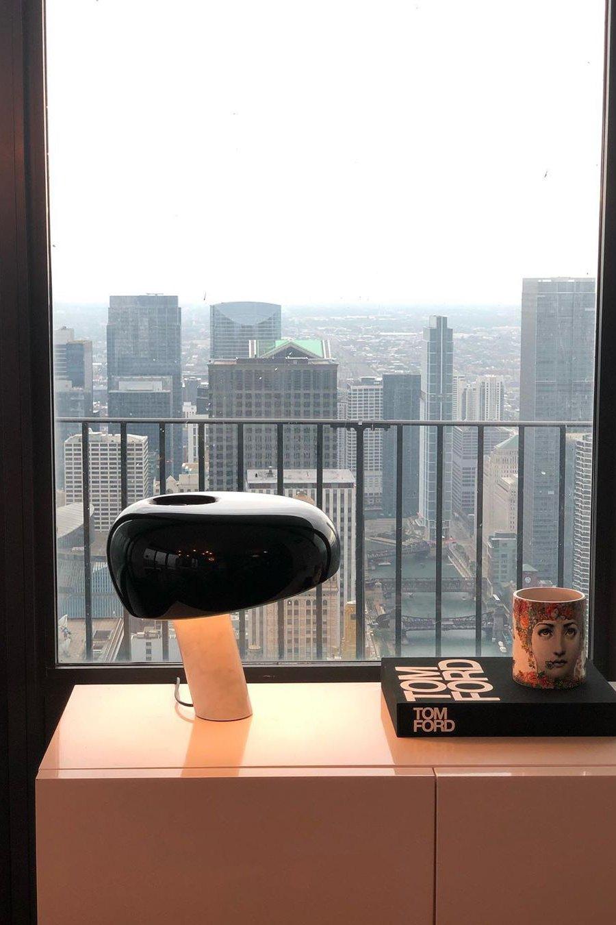 Nowoczesna i stylowa lampa biurkowa w kształcie grzyba