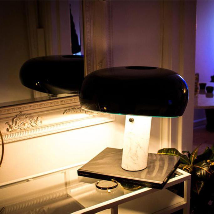 Nowoczesna i stylowa lampa biurkowa w kształcie grzyba
