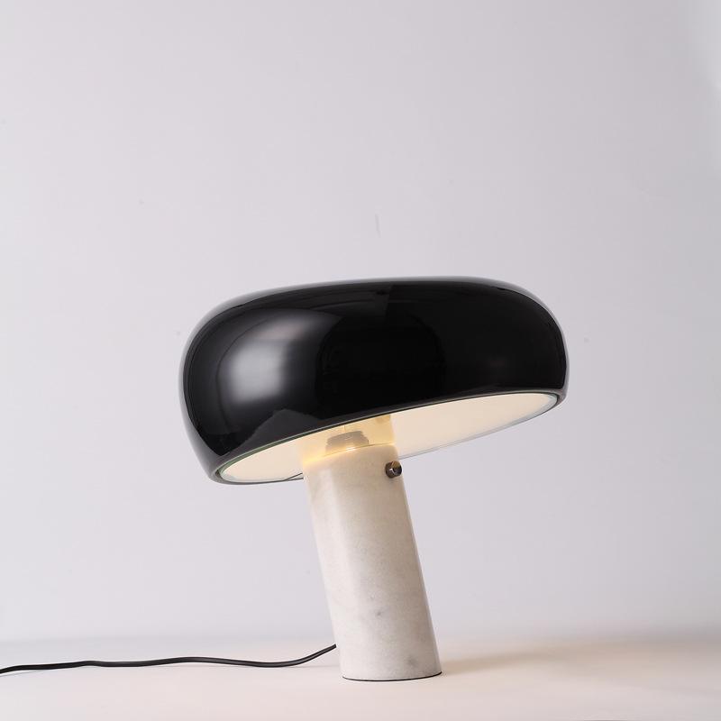 Nowoczesna i stylowa lampa biurkowa w kształcie grzyba