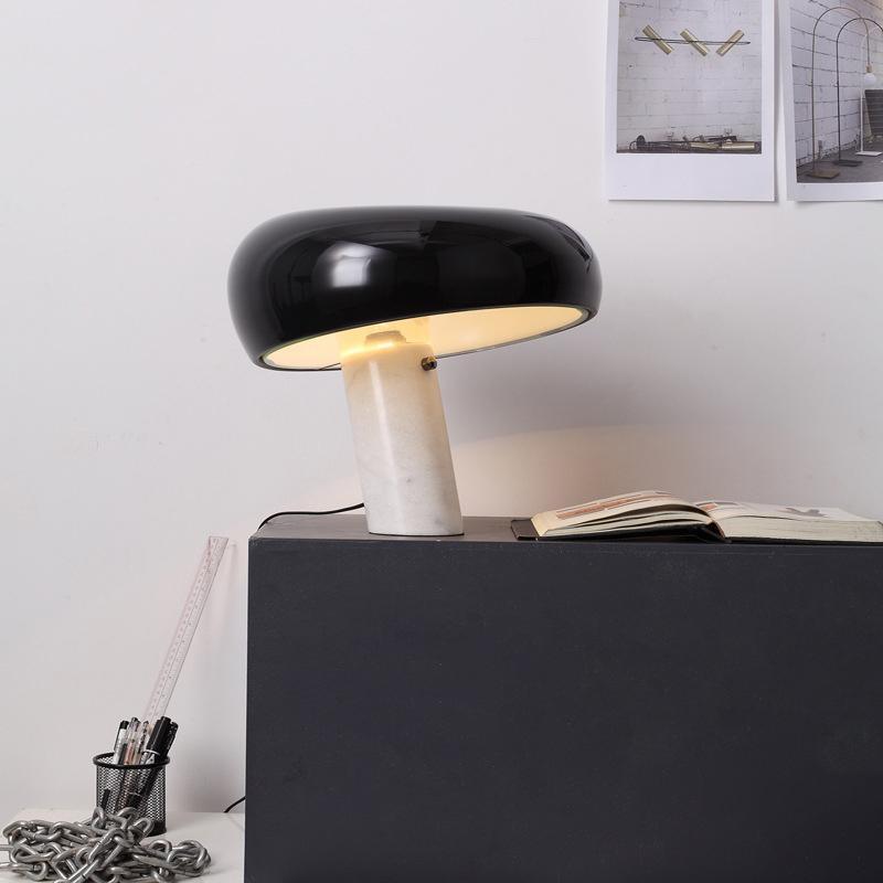 Nowoczesna i stylowa lampa biurkowa w kształcie grzyba