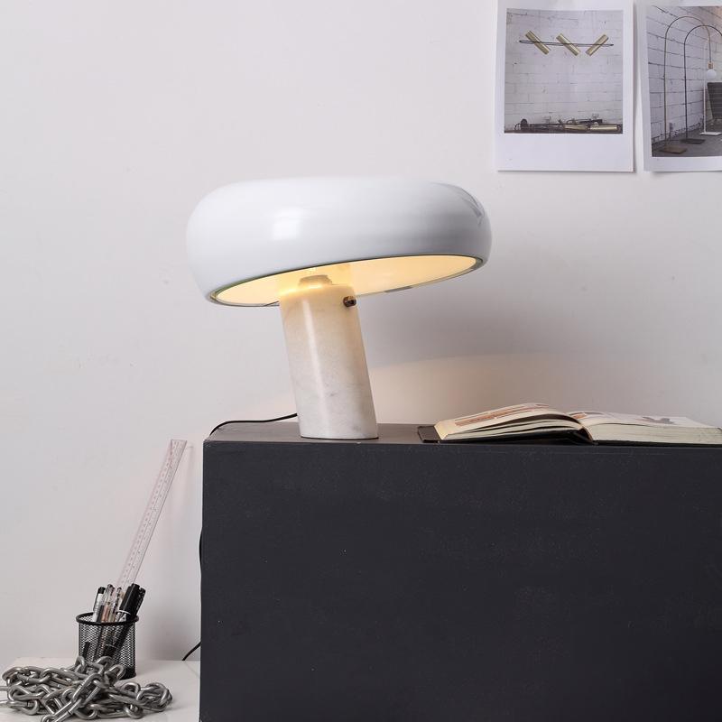 Nowoczesna i stylowa lampa biurkowa w kształcie grzyba