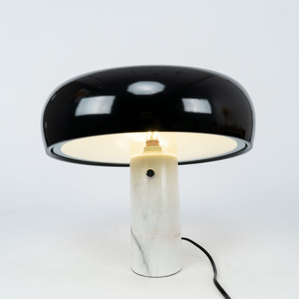 Nowoczesna i stylowa lampa biurkowa w kształcie grzyba