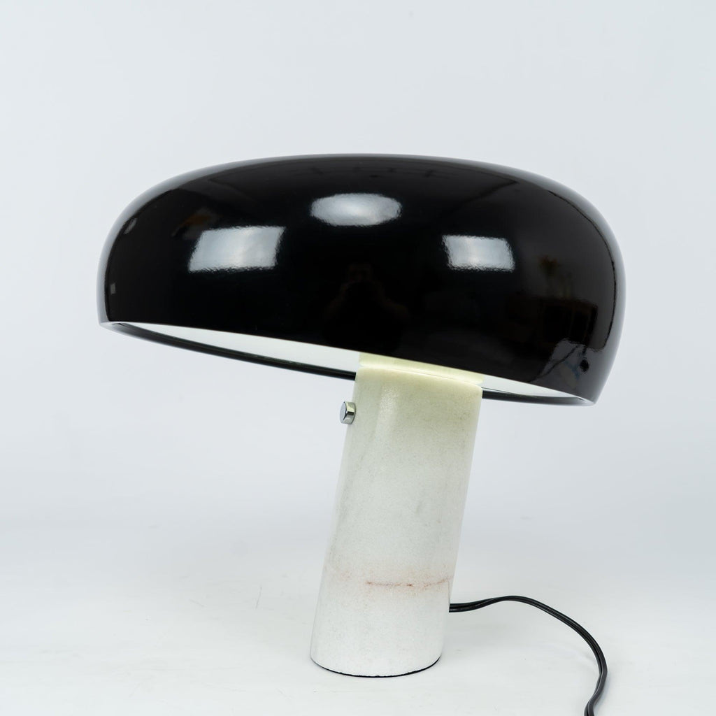 Nowoczesna i stylowa lampa biurkowa w kształcie grzyba