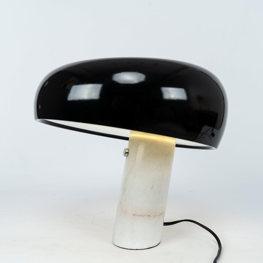 Nowoczesna i stylowa lampa biurkowa w kształcie grzyba