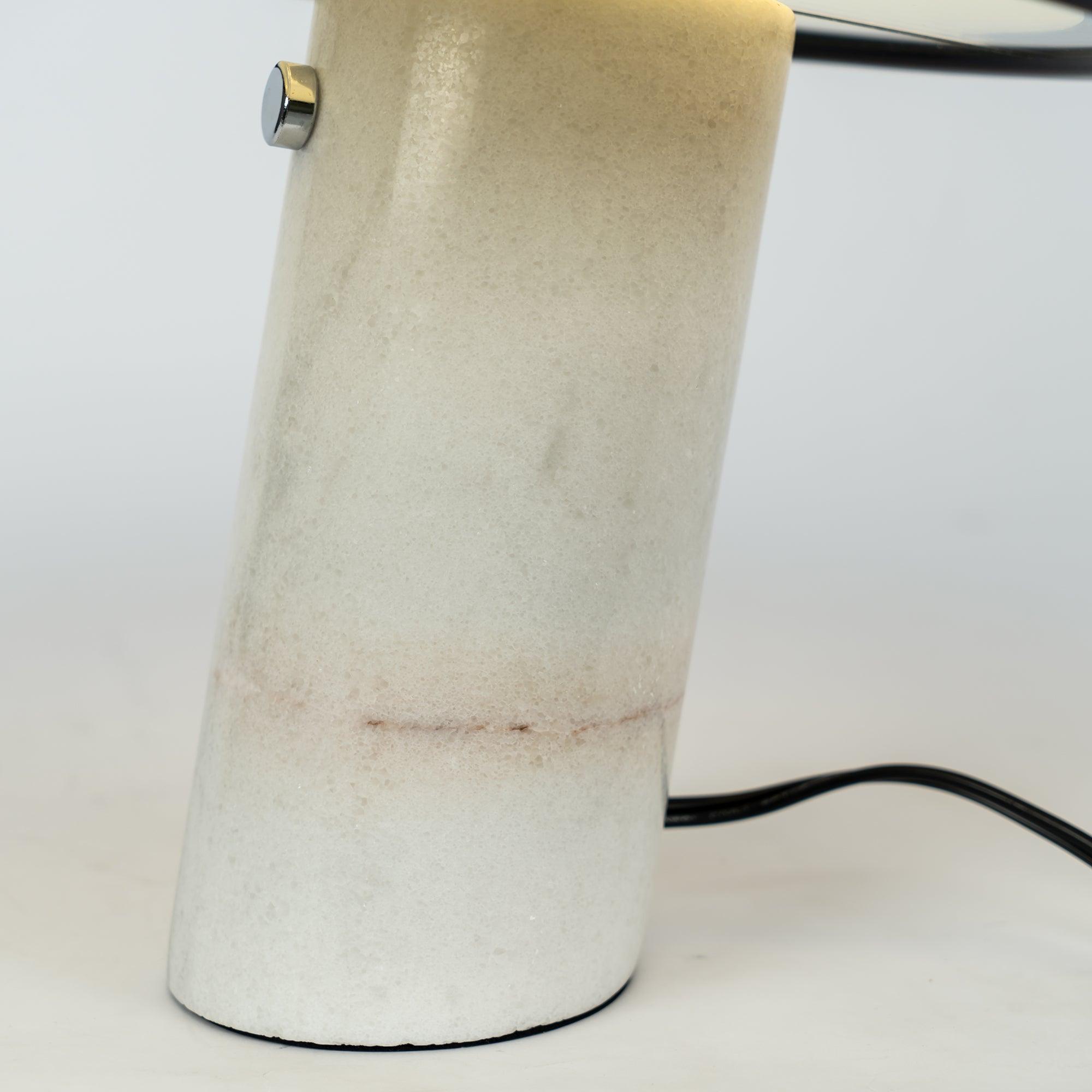 Nowoczesna i stylowa lampa biurkowa w kształcie grzyba