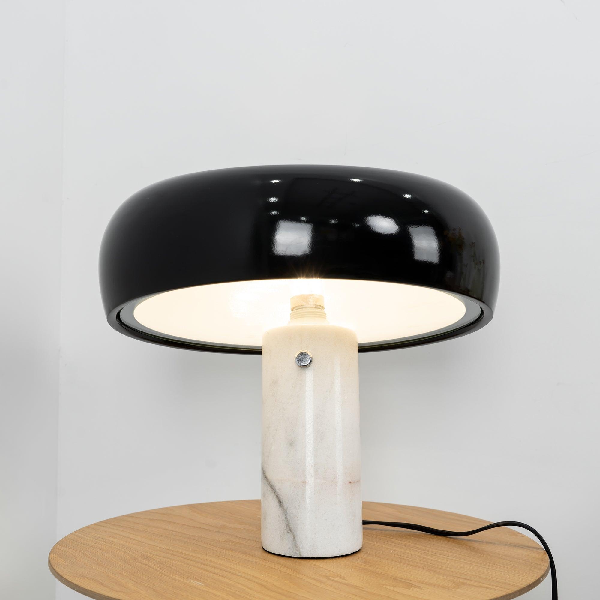 Nowoczesna i stylowa lampa biurkowa w kształcie grzyba