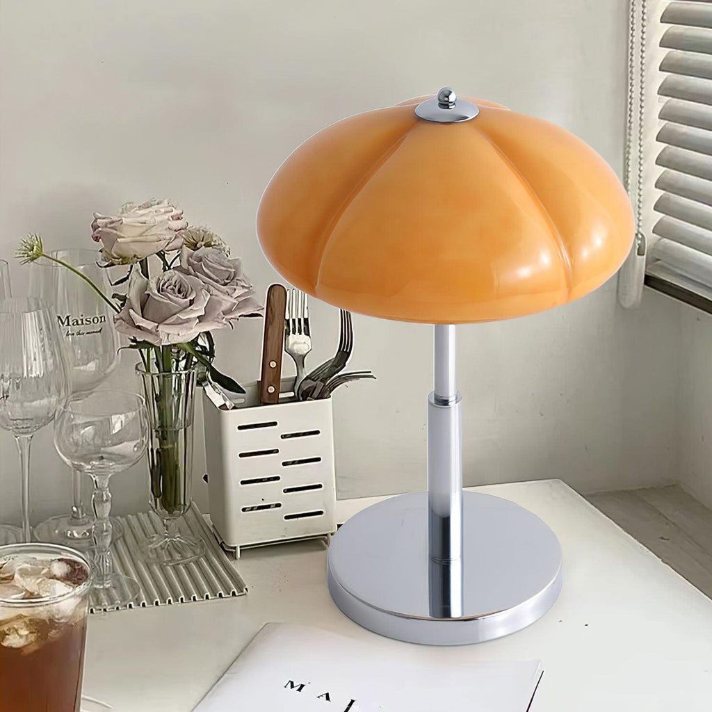 Lampa biurkowa w stylu retro minimalistyczna