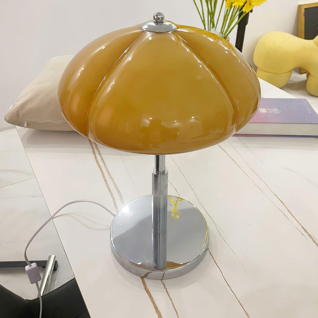 Lampa biurkowa w stylu retro minimalistyczna