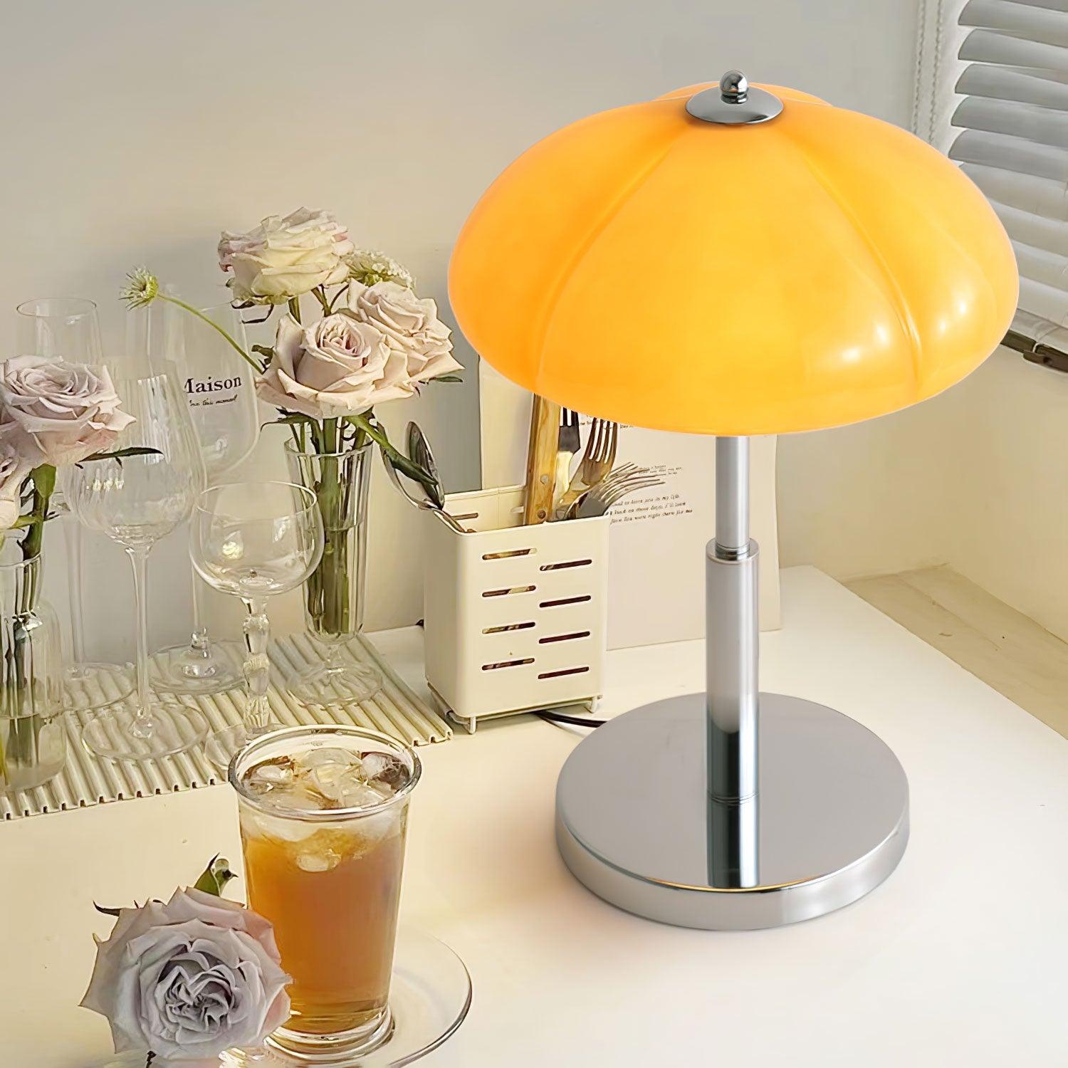 Lampa biurkowa w stylu retro minimalistyczna
