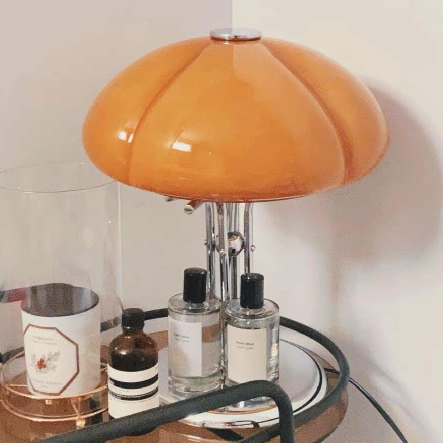 Lampa biurkowa w stylu retro minimalistyczna
