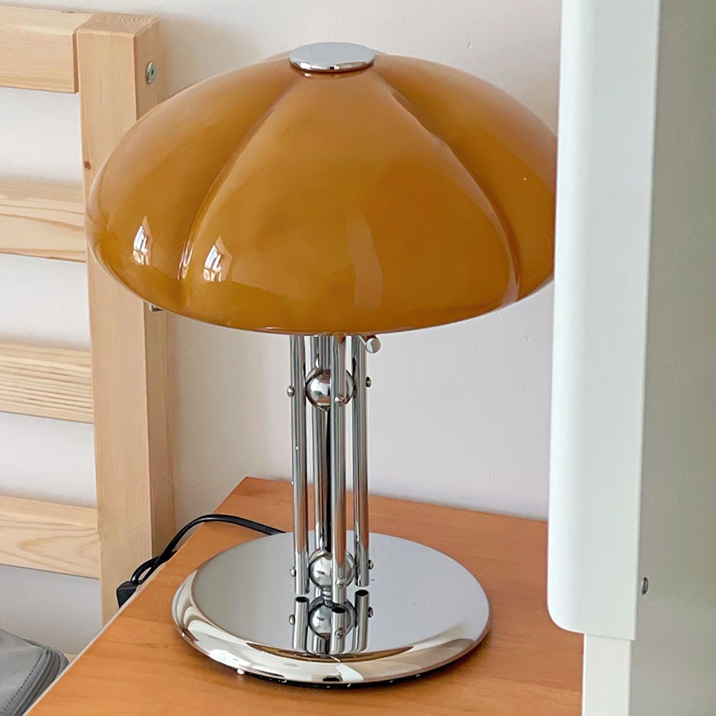 Lampa biurkowa w stylu retro minimalistyczna