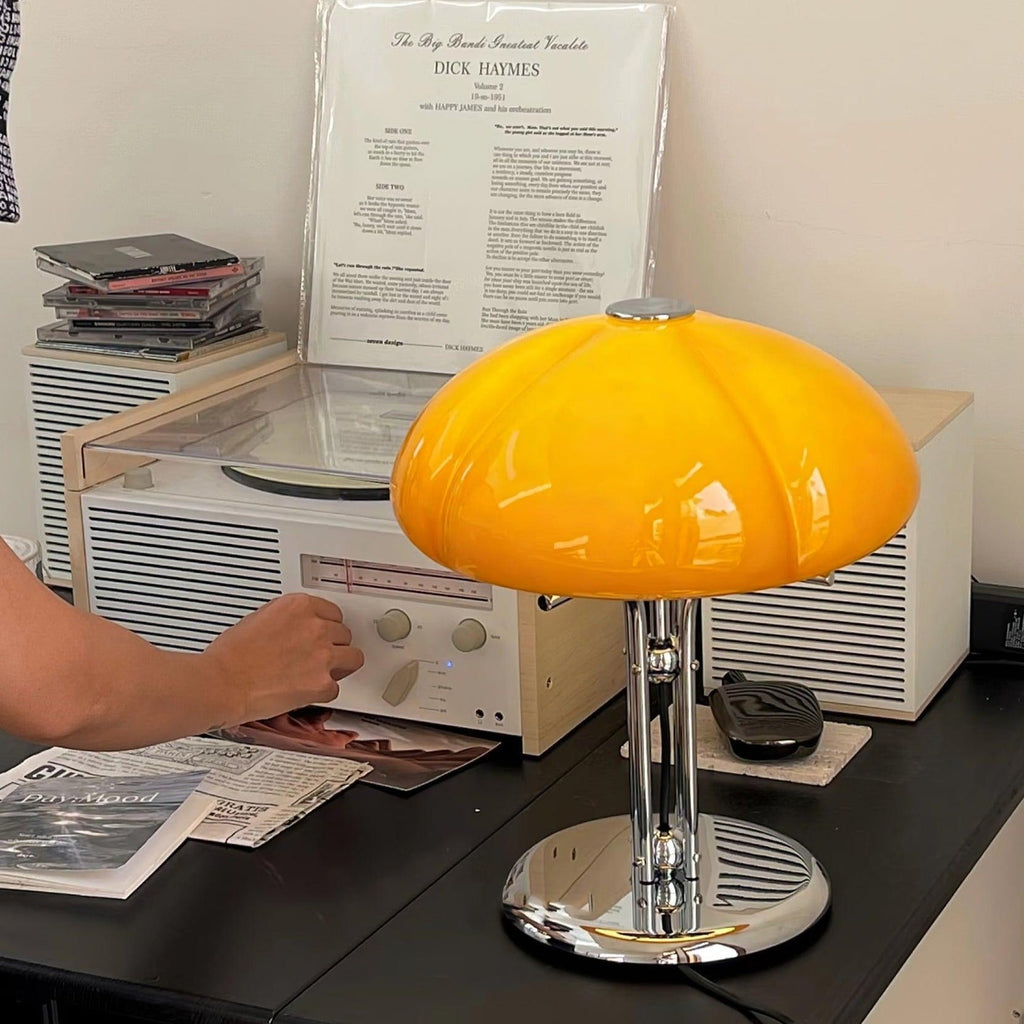 Lampa biurkowa w stylu retro minimalistyczna